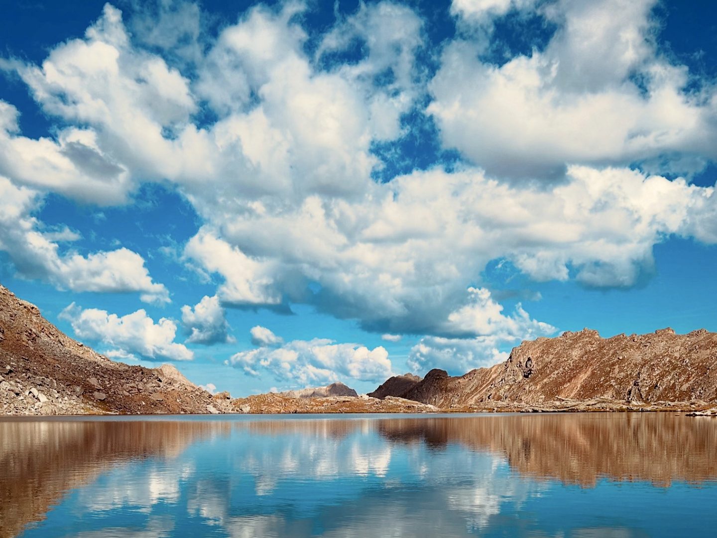 032142FF-FBF2-4774-8710-8D42C4F8D991 iPhone mountain clouds
