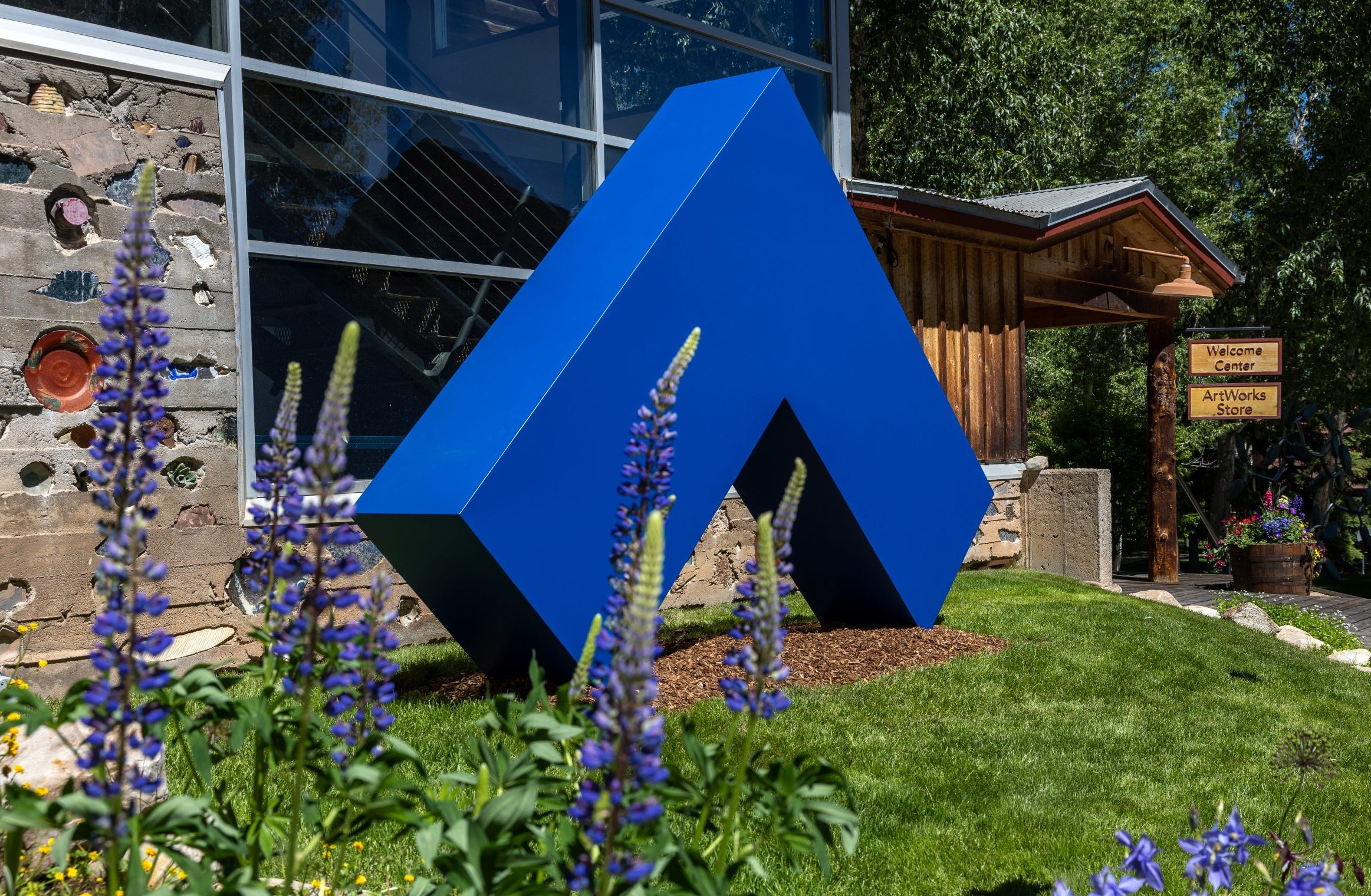 Carmen Herrera Angulo Azul, 2017