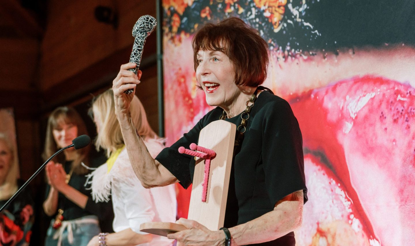 Marilyn Minter showing her award, Honoree International Artist